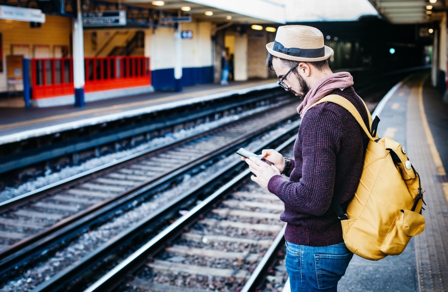 viajante, homem, estação, trem, espera, texto, envie, enviando, mensagem, telefone pilha, smartphone, internet, mapa, conexão, adulto, férias, transporte, dia, mochila,
