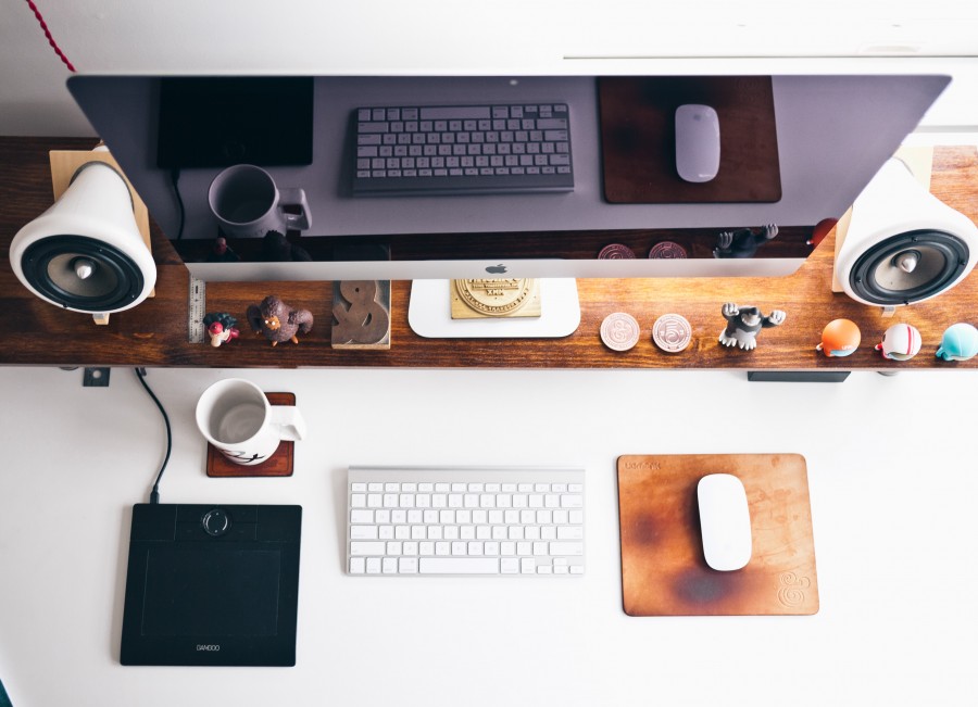 mesa, computador, monitor, tecnologia, mac, teclado, fones de ouvido, alto-falante,