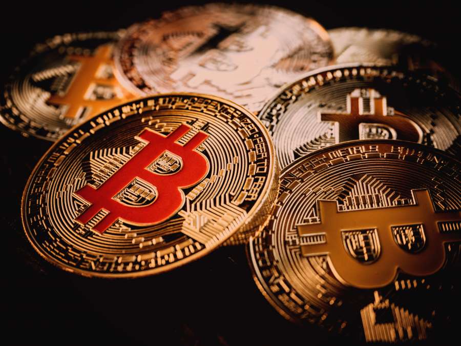 bitcoin, negócios, moeda, dinheiro, virtual, moeda, criptomoeda, digital, câmbio, criptografia, conceito, comércio, blockchain, ouro, economia, finanças, bancário, bit, dourado, criptografia, pagamento, eletrônico, financeiro, internet, mineração, dinheiro, banco, btc, plano de fundo, tecnologia, símbolo, mercado, pagamento, web, comércio, global, computador, investimento, comprar, internacional, comércio eletrônico, valor, anônimo, carteira, poupança, rede, moeda de bits
