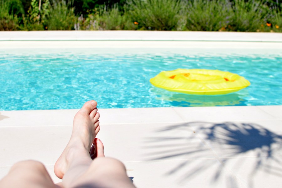 uma pessoa, mulher, relaxar, pé, pés, perna, piscina, piscina, exterior, dia, verão, descanso, inflável, dia,