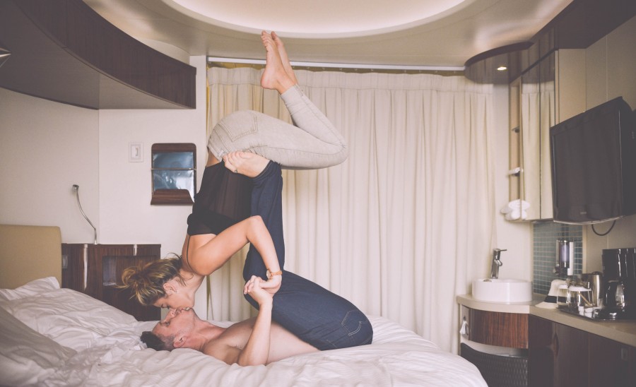 Cama, quarto, conceito, Ed Gregory, engraçado, coração, Hotel, mulher, acrobacia, conceitual, bonito, data, emoção, sentimento, diversão, casa, beijo, beijo, amor, amado, amante, homem, pessoas, pessoa, jogo , brincalhão, relacionamento, romance, romantic, atraente, valentine,
