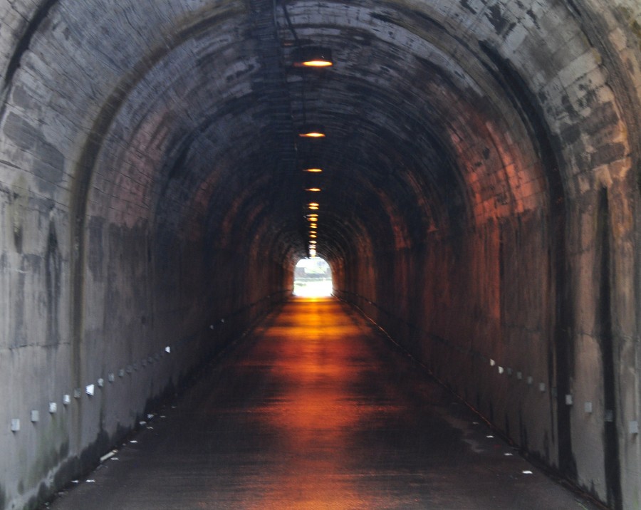 túnel, arquitetura, entrada, saída, fim, luz, escuro, estrada, rota, asfalto, ninguém, conceito,