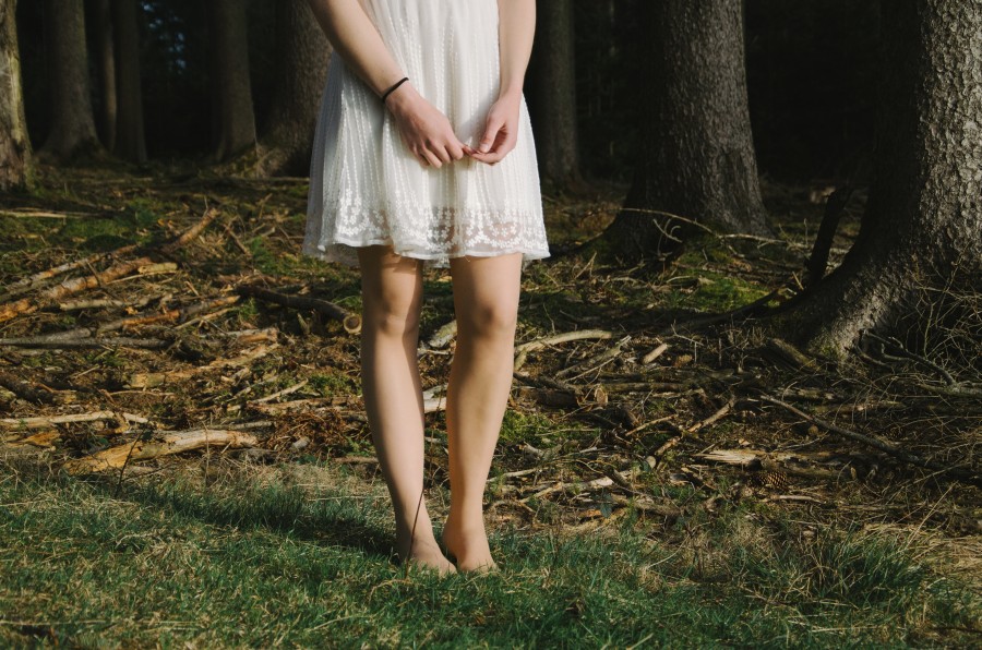 uma pessoa, pessoas, mulher, descalço, descalço, vestido, branco, fora, dia, jovem,