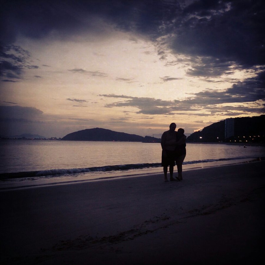praia, costa, férias, amor, casal, adulto, adultos, duas pessoas, abraço, romântico, brasil, pôr do sol, pôr do sol, pôr do sol, silhueta, sombra,