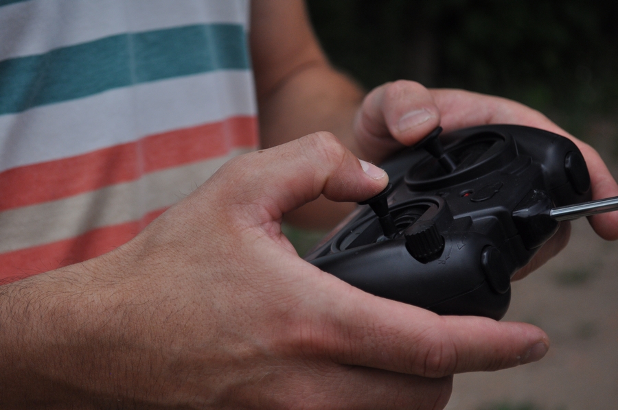uma pessoa, pessoas, homem, controle remoto, brinquedo, jogo, controle remoto, tecnologia, P12062014