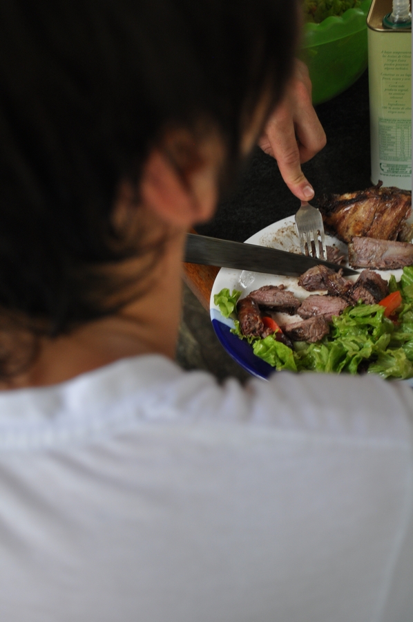 uma pessoa, pessoas, homem, refeições, comer, salada, saudável, luz, vista traseira, comer e beber, P12062014